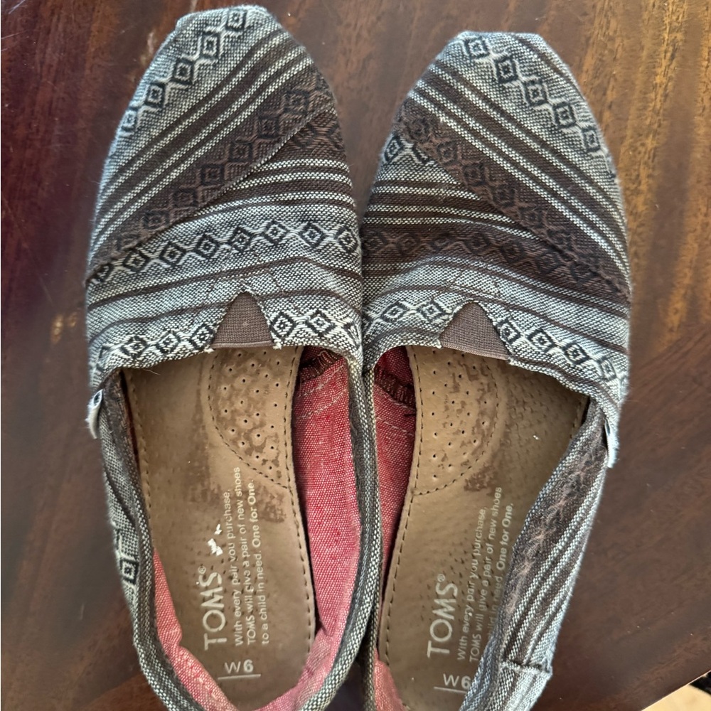 TOMS Women's Geometric Slip-On Flats - Brown and Gray